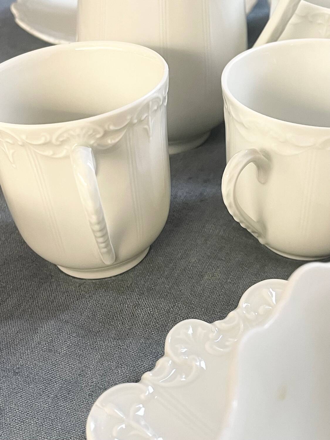 Prestigious 62-piece dinnerware set in vintage 70's Limoges white porcelain by Raynaud