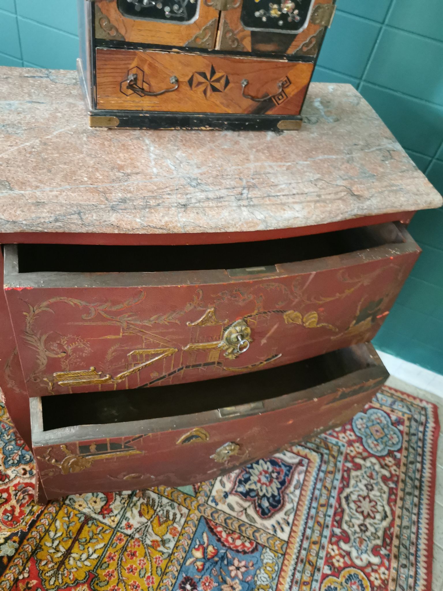 French XIX jumping chest of drawers in Chinese lacquer ox and golden blood