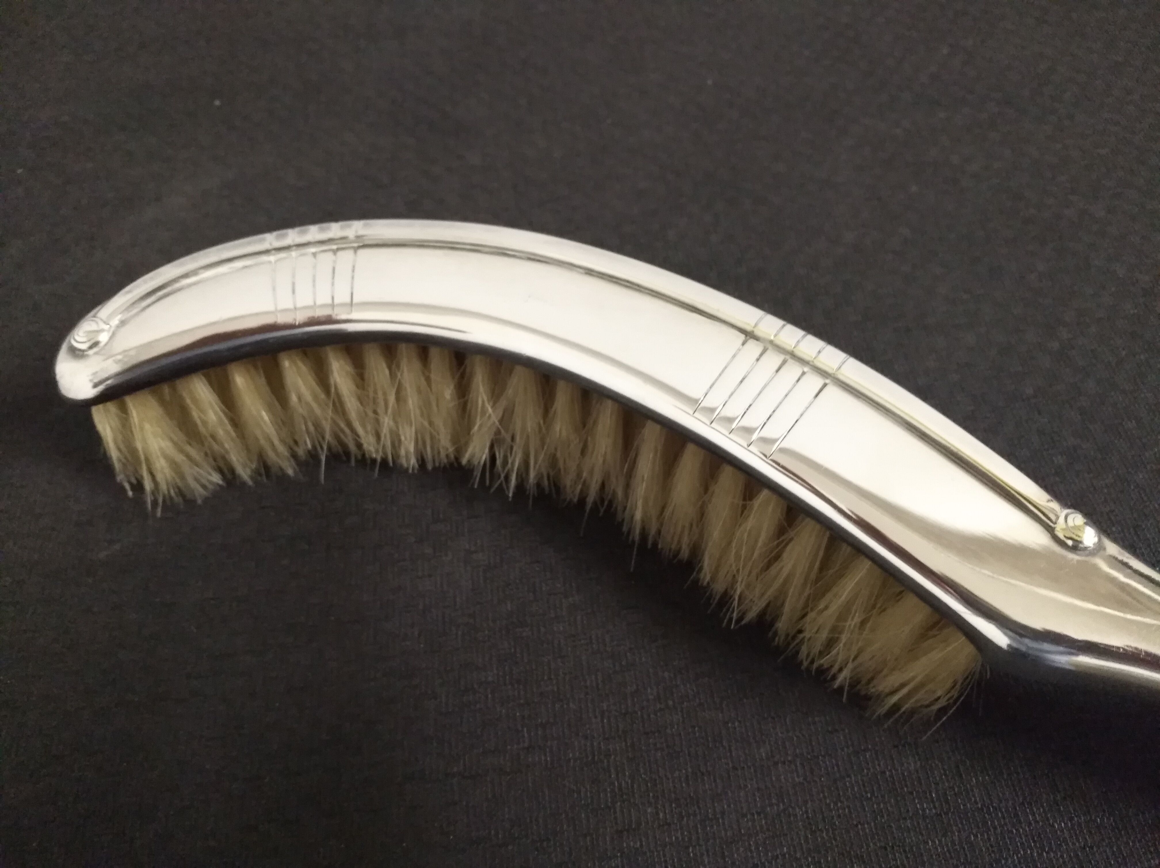 Picks crumbs, peel and table brush in silver metal