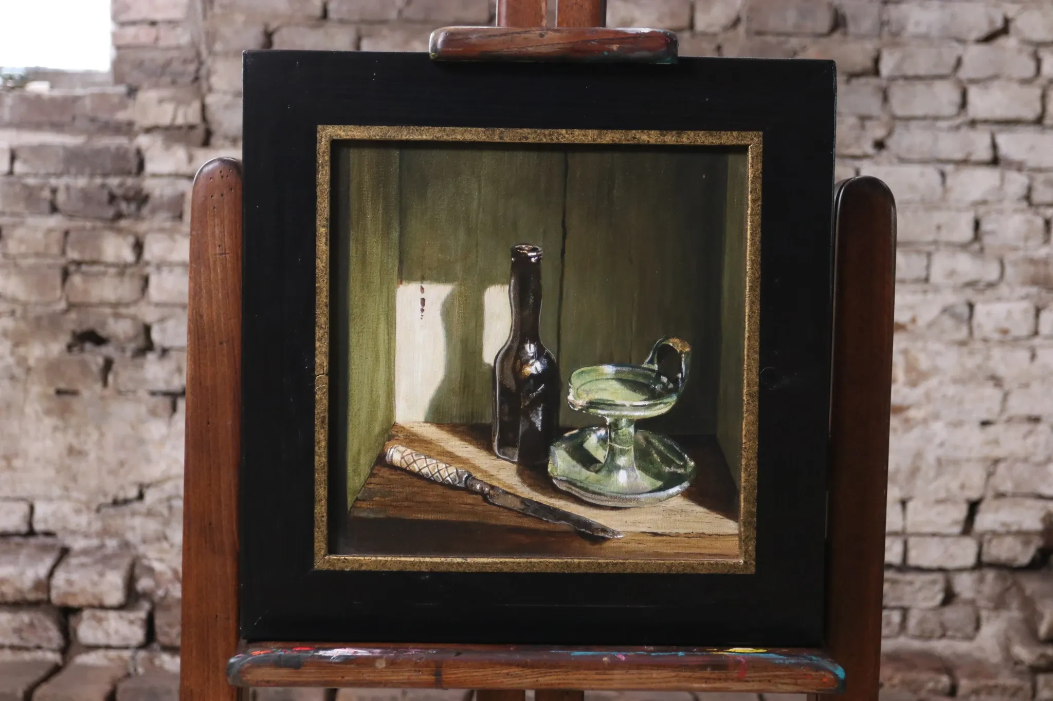 Still life with long-necked flask and finds – Marjolein van den Berg
