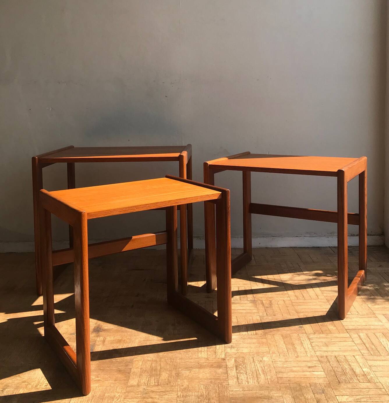 Ensemble de 3 tables gigognes en teck