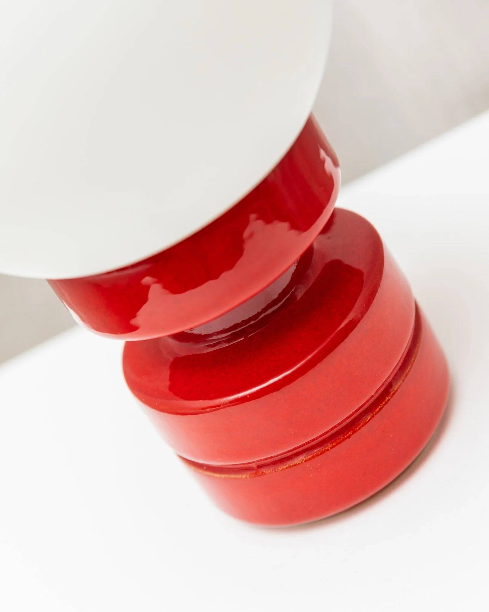 Vintage ceramic table lamp, Italy, 1970s - Red with white glass shade - Mid-century design