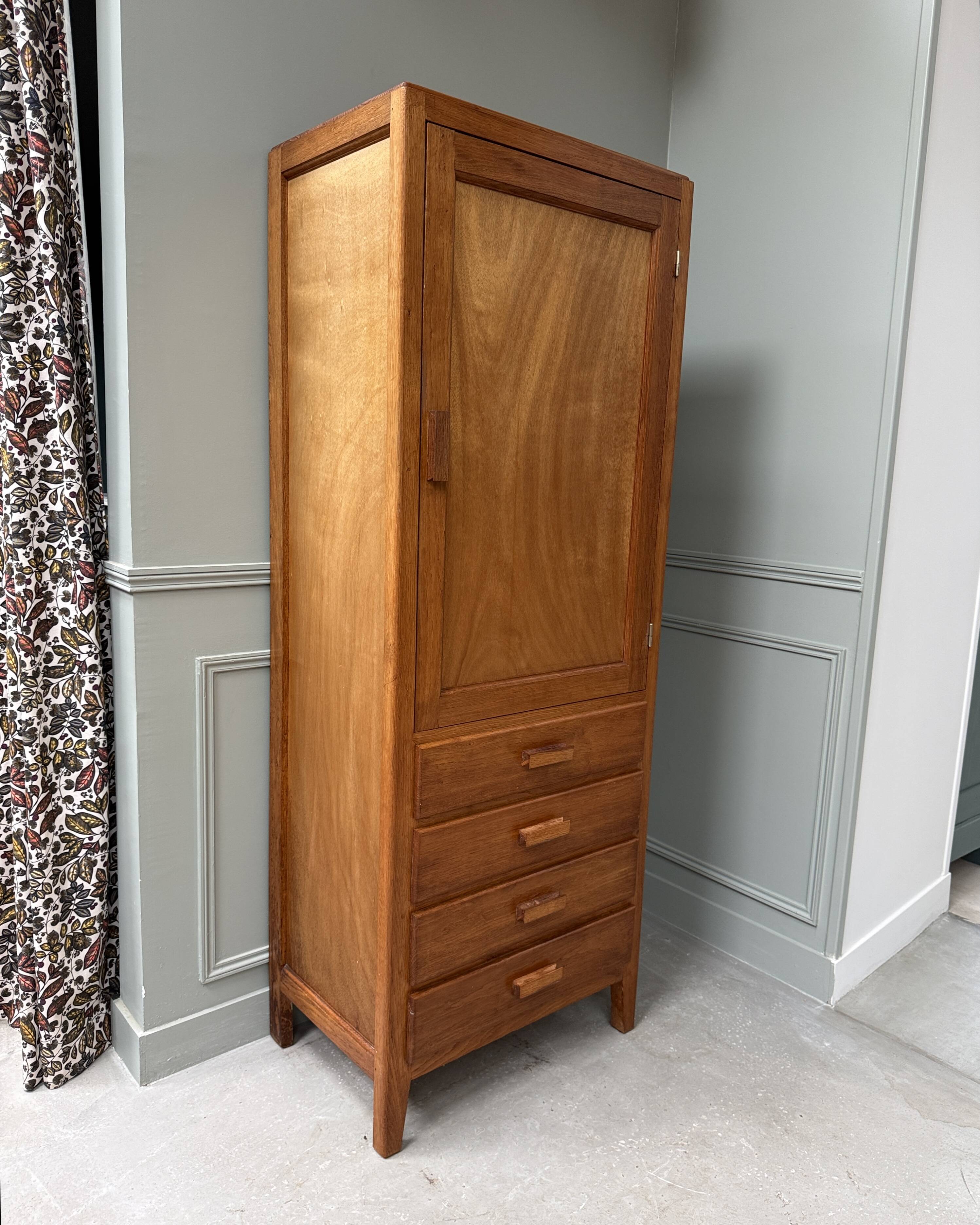 Vintage oak bonnetière