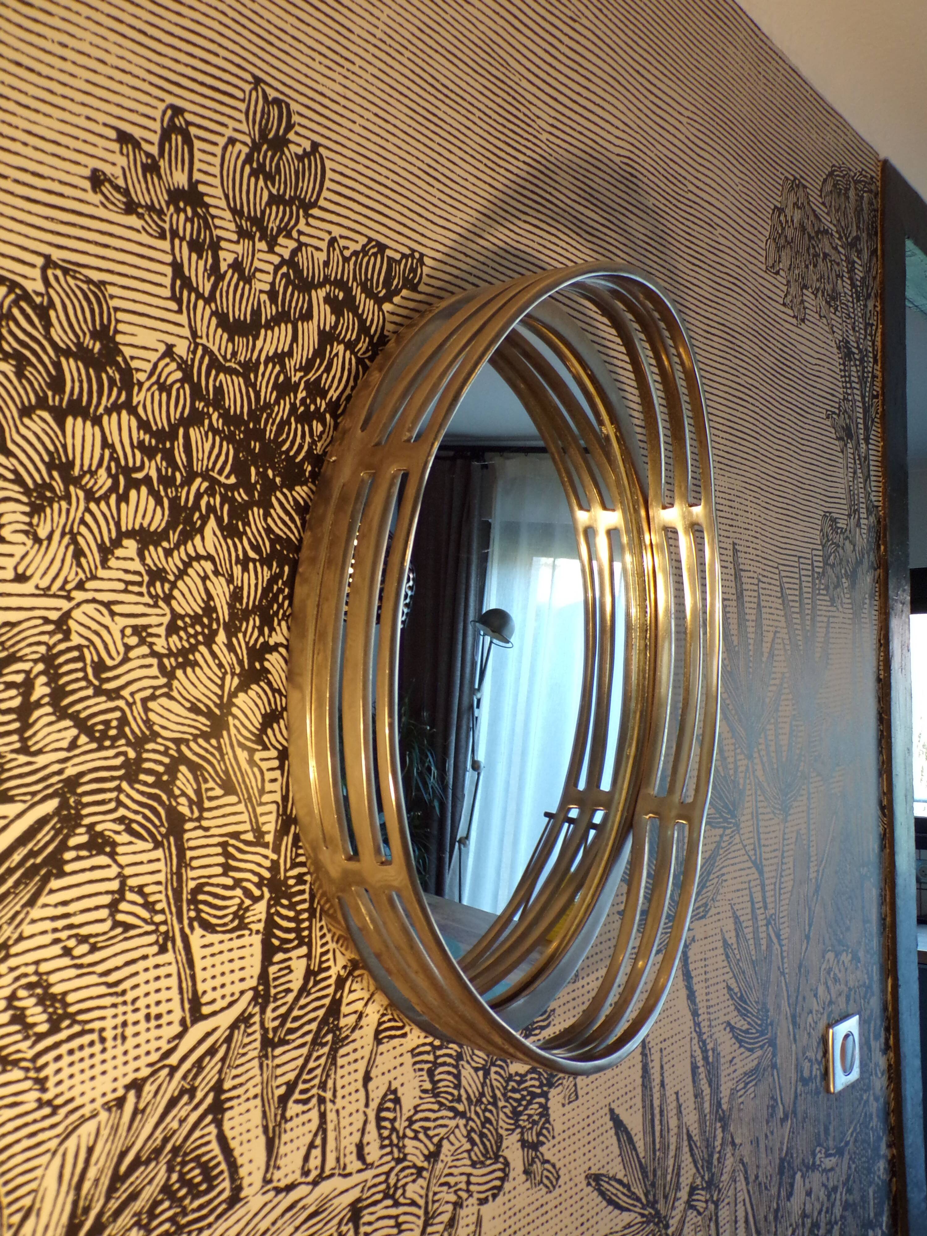 Oval wall mirror in chrome metal