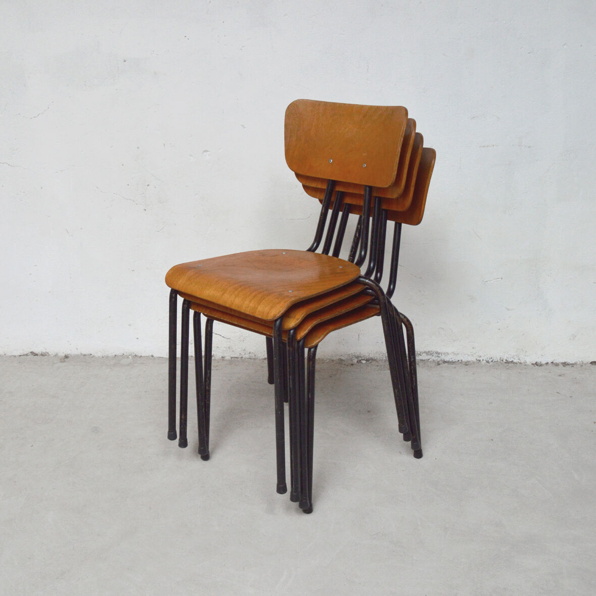 Série de 12 chaises en métal et bois