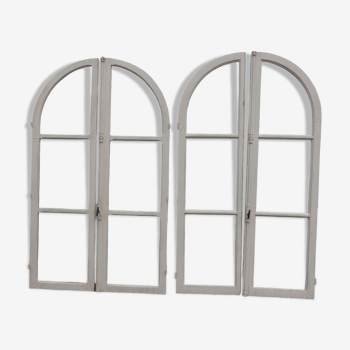 2 pairs of arched windows