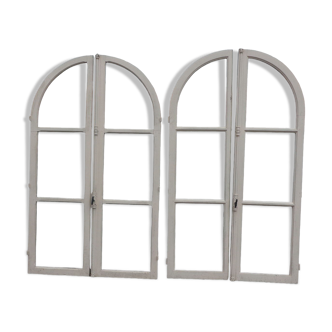 2 pairs of arched windows