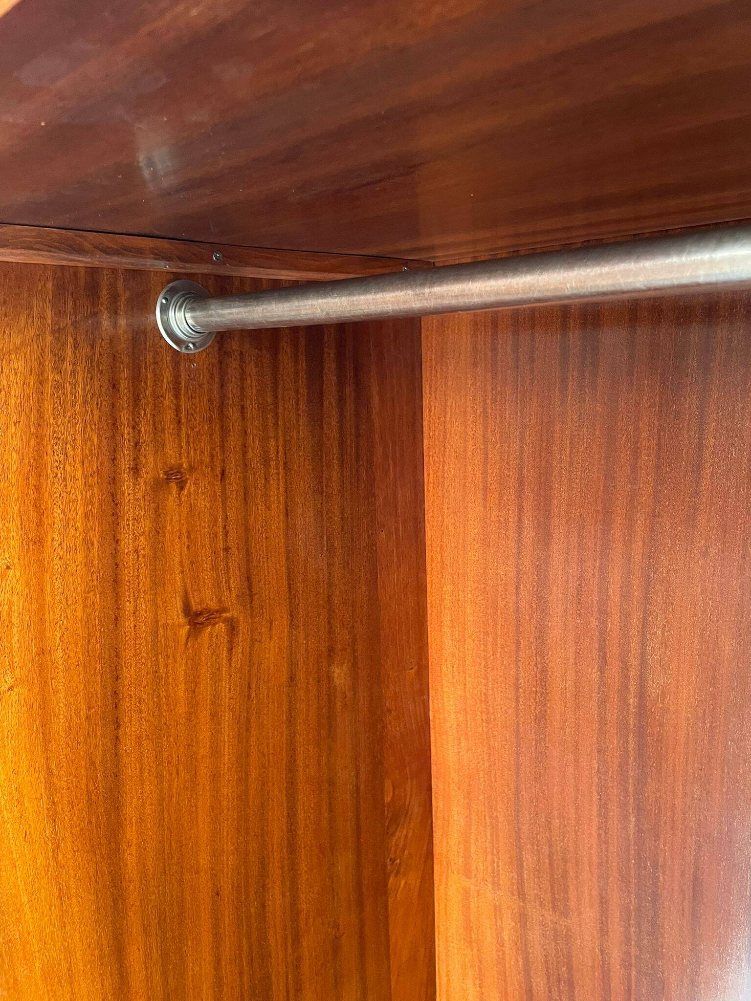Armoire Art Déco restaurée avec tringle à vêtements, placage de noyer, Tchécoslovaquie, années 1930