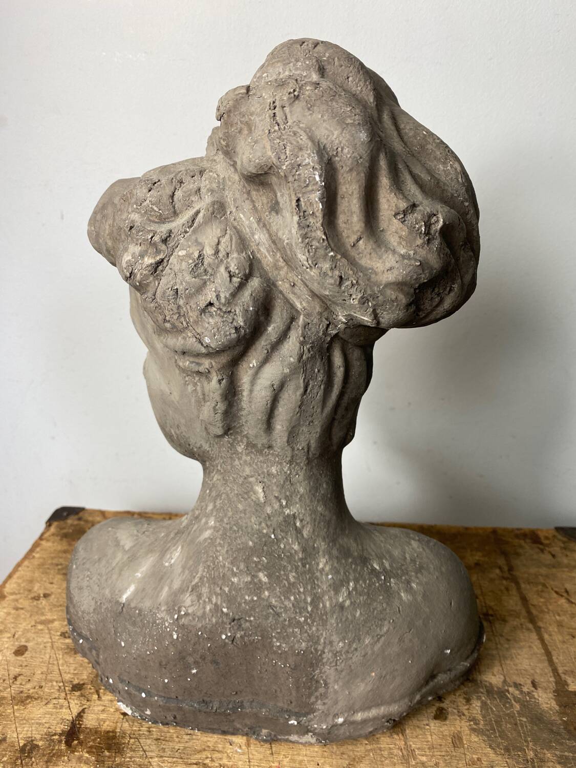 Buste de femme au chignon