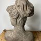Buste de femme au chignon