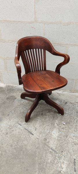 Old American office chair rounded around 1940 in oak