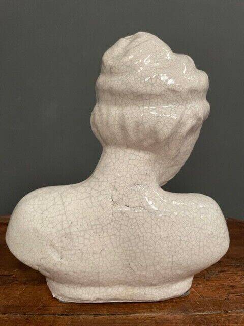 Sculpture en terre cuite émaillage blanc craquelé sujet féminin XXe