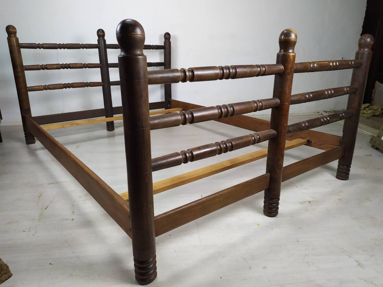 Lit brutaliste art déco