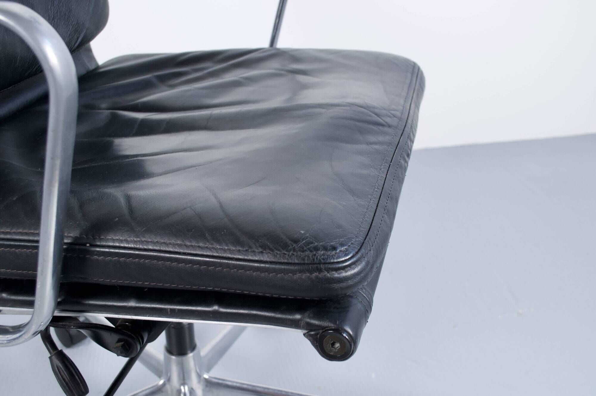 SOFT PAD CHAIR EA 217 EAMES BLACK LEATHER HERMAN MILLER ICF EDITOR 1970s