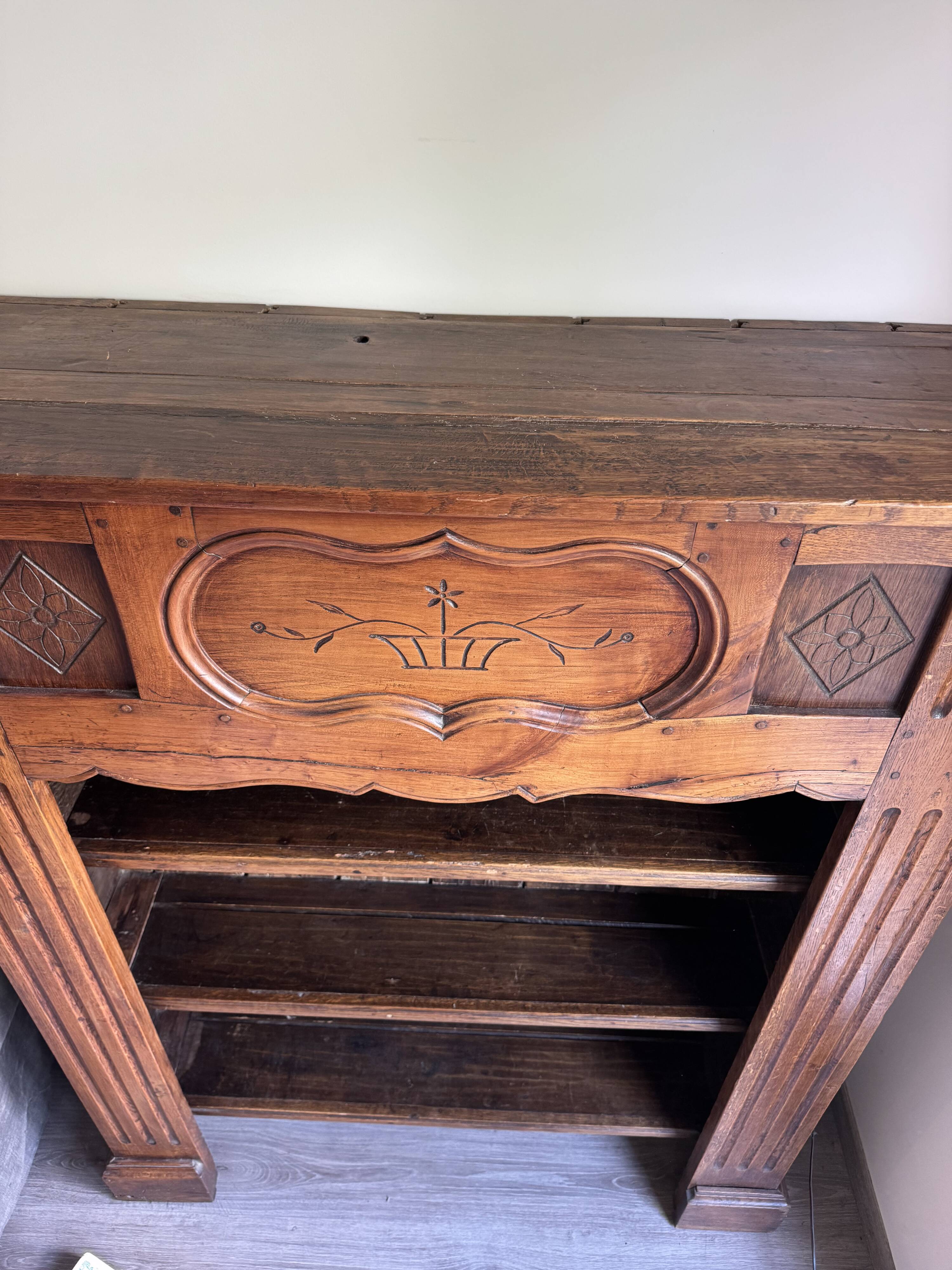 manteau de cheminée transformée en bibliothèque