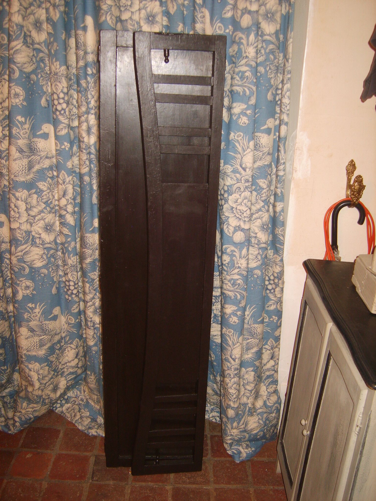 Black wooden screen