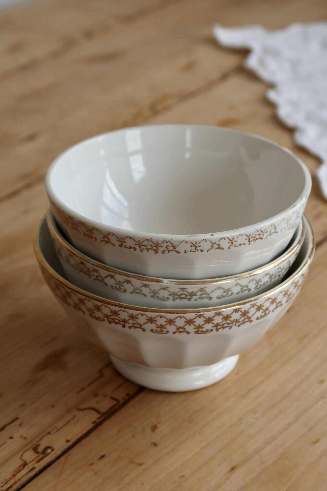 Vintage trio of coffee with milk porcelain in white – Frieze and border do