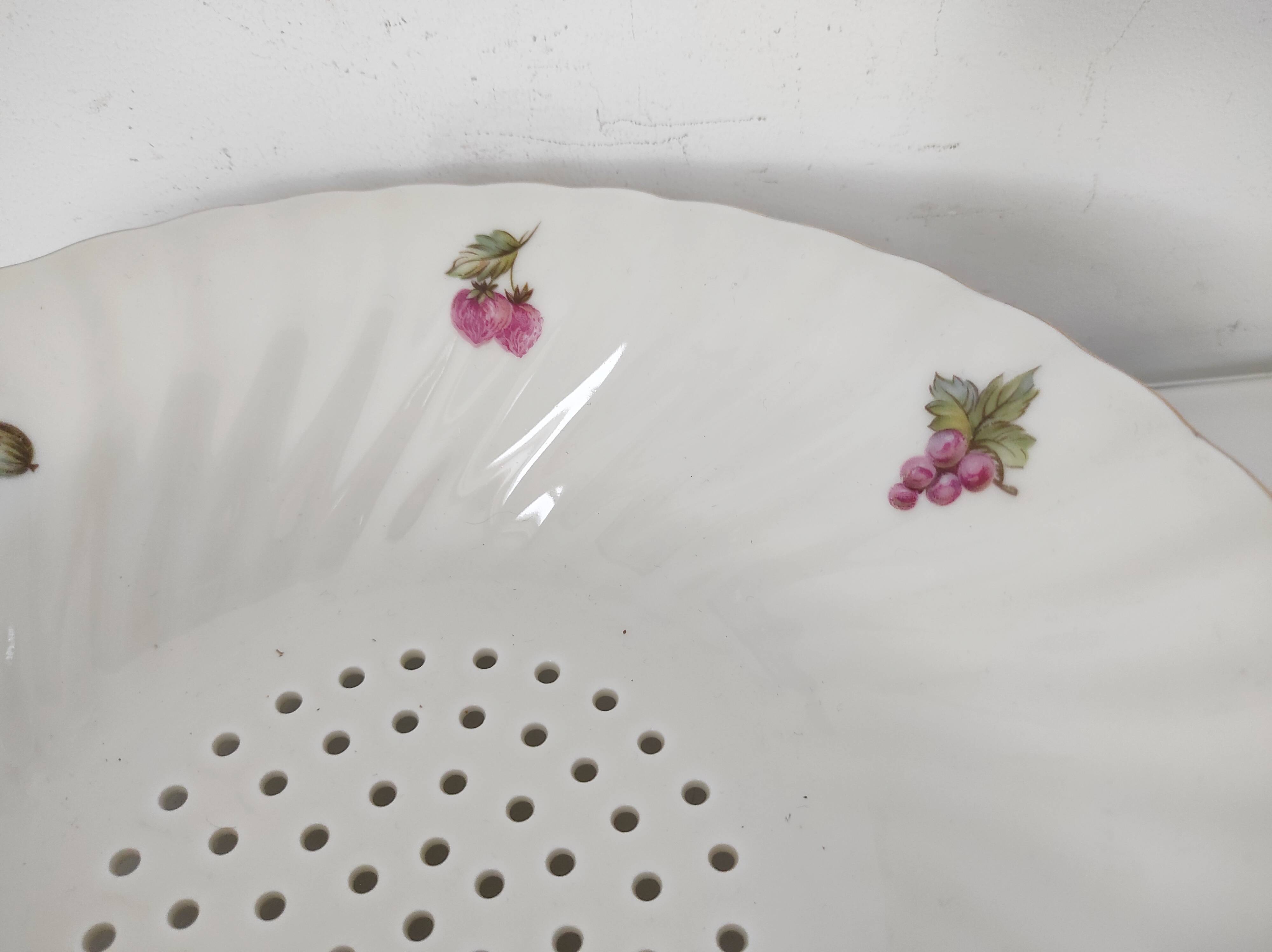 Strawberry dish porcelain drainer