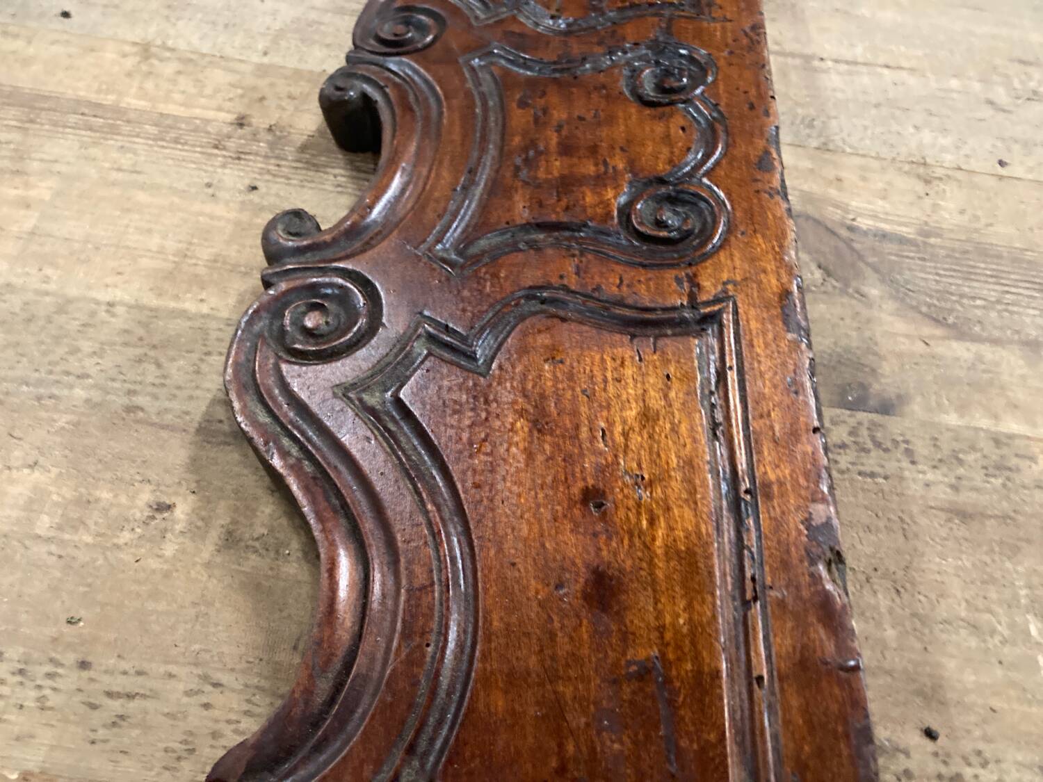 Corniche fronton en bas relief en bois