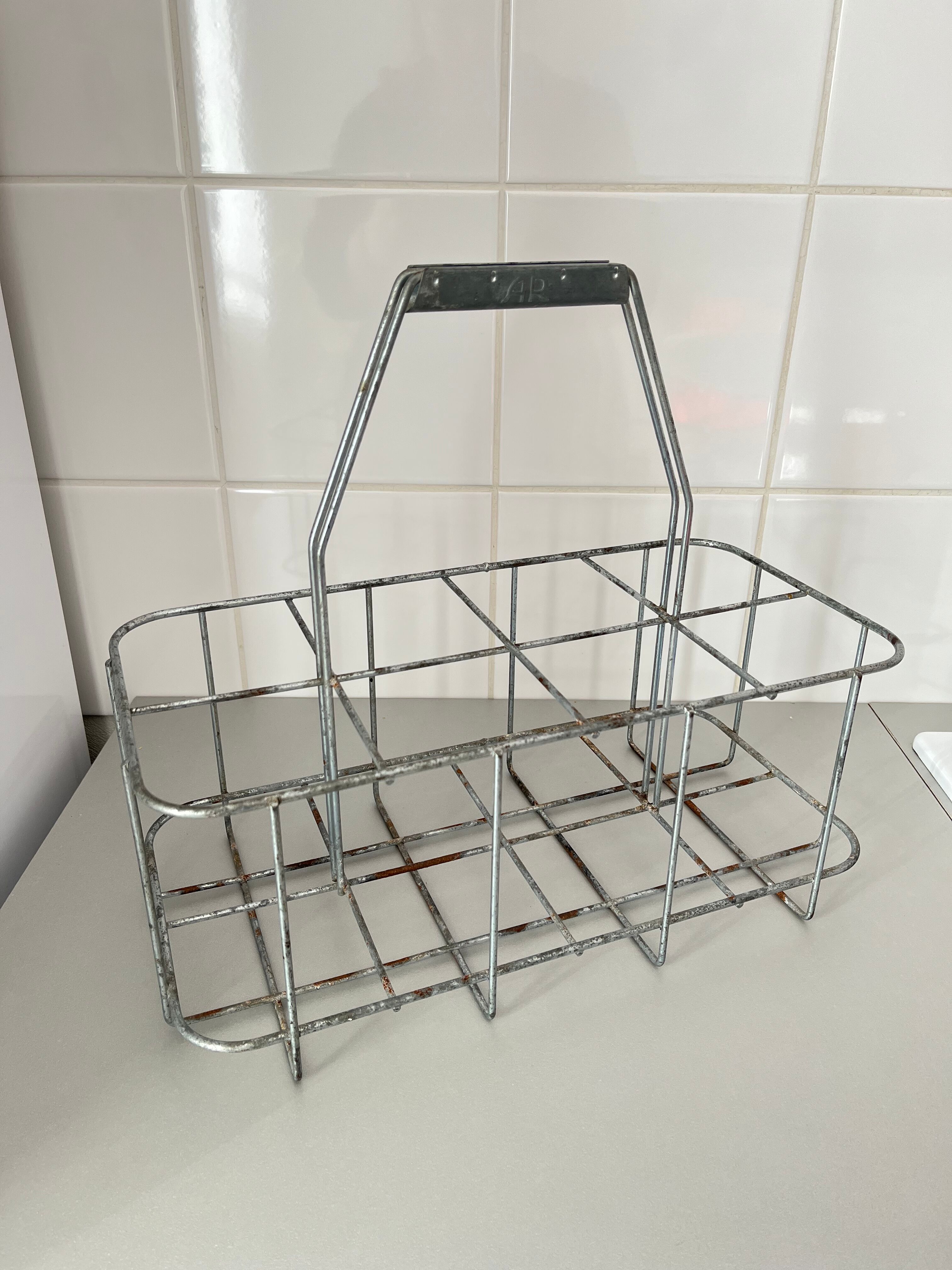 Metal bottle basket
