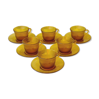 Six tasses et sous tasses verre ambré