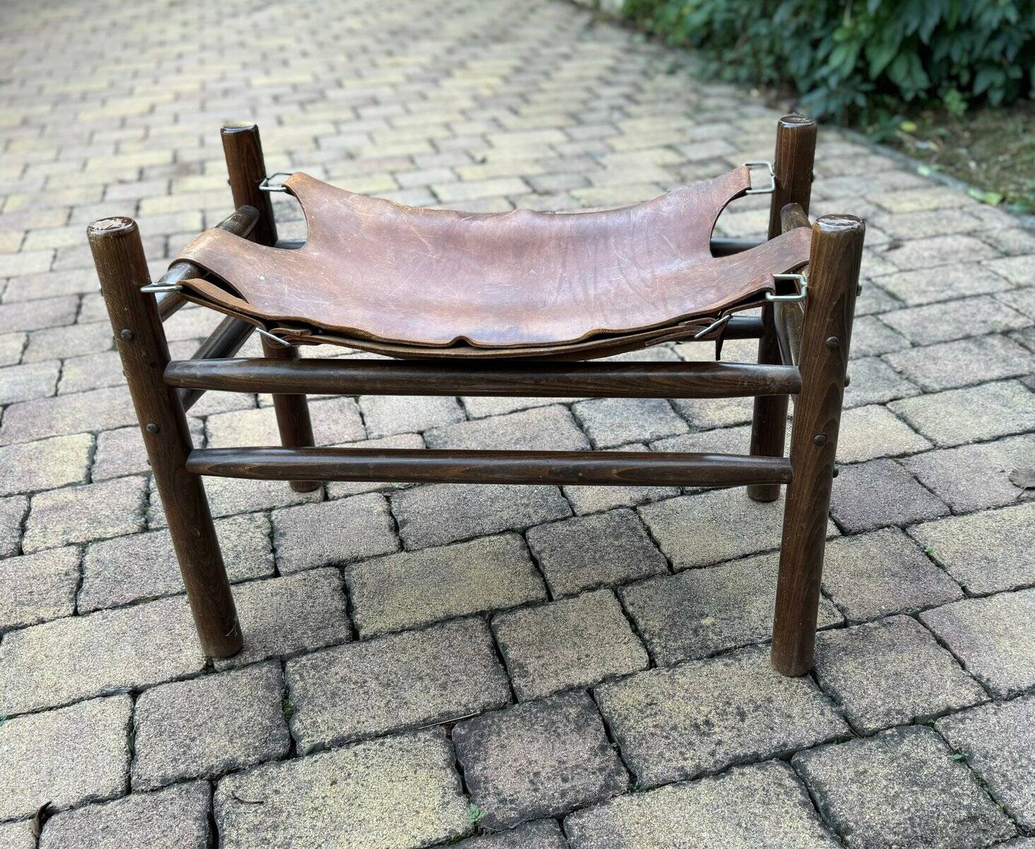 Vintage safari stool in brown leather and dark wood, 1960s, Mid-Century style.