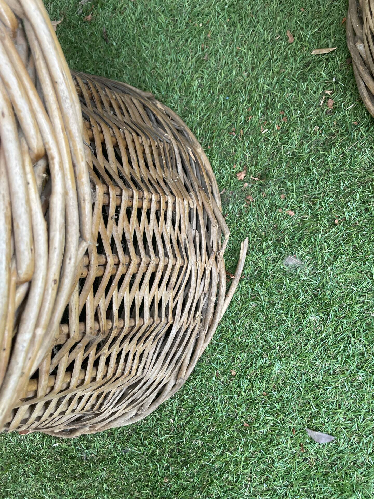 Very beautiful vintage rattan set: 4 armchairs and a table (75/57cm).