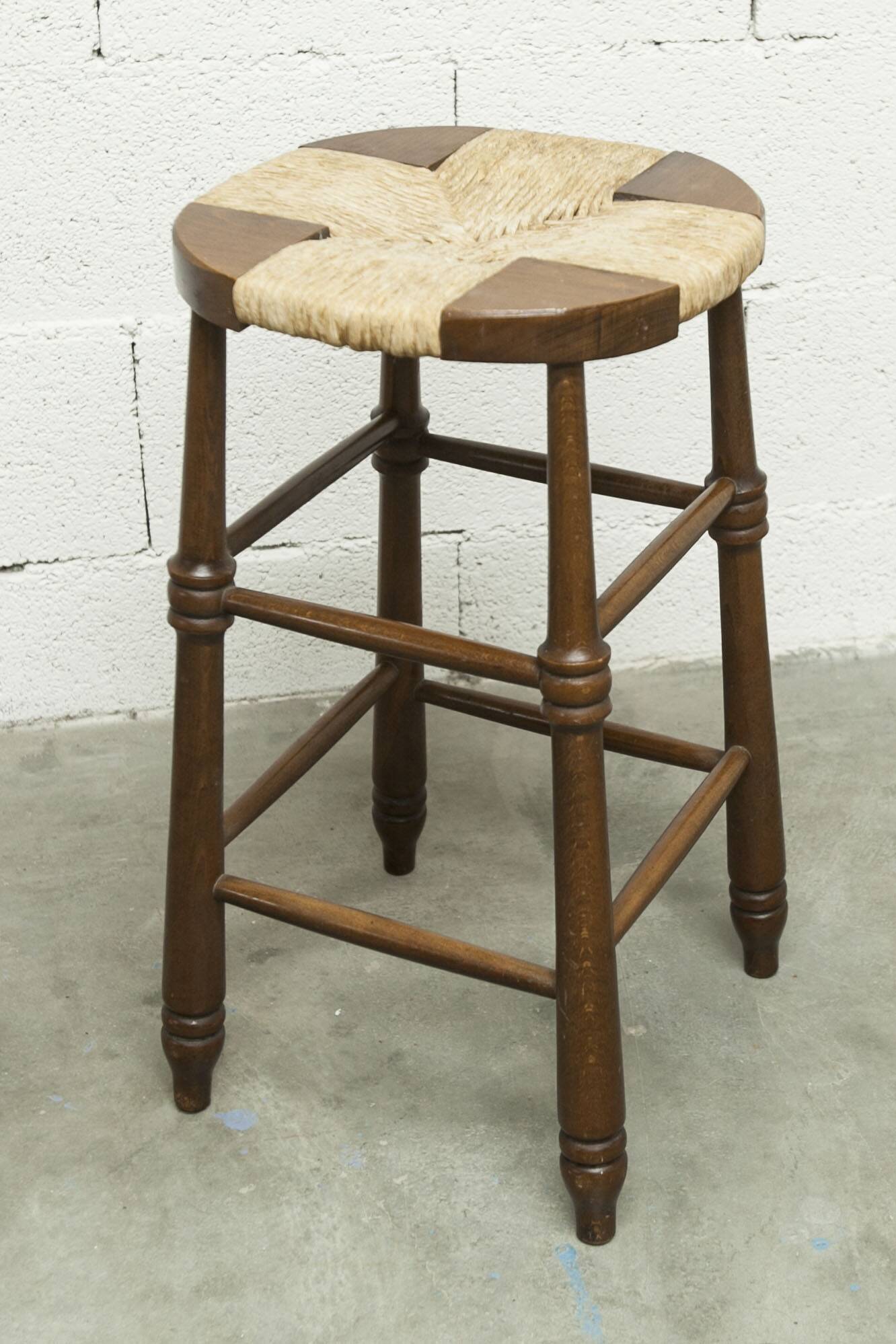 Tabouret brutaliste bois et paille 1960 59cm