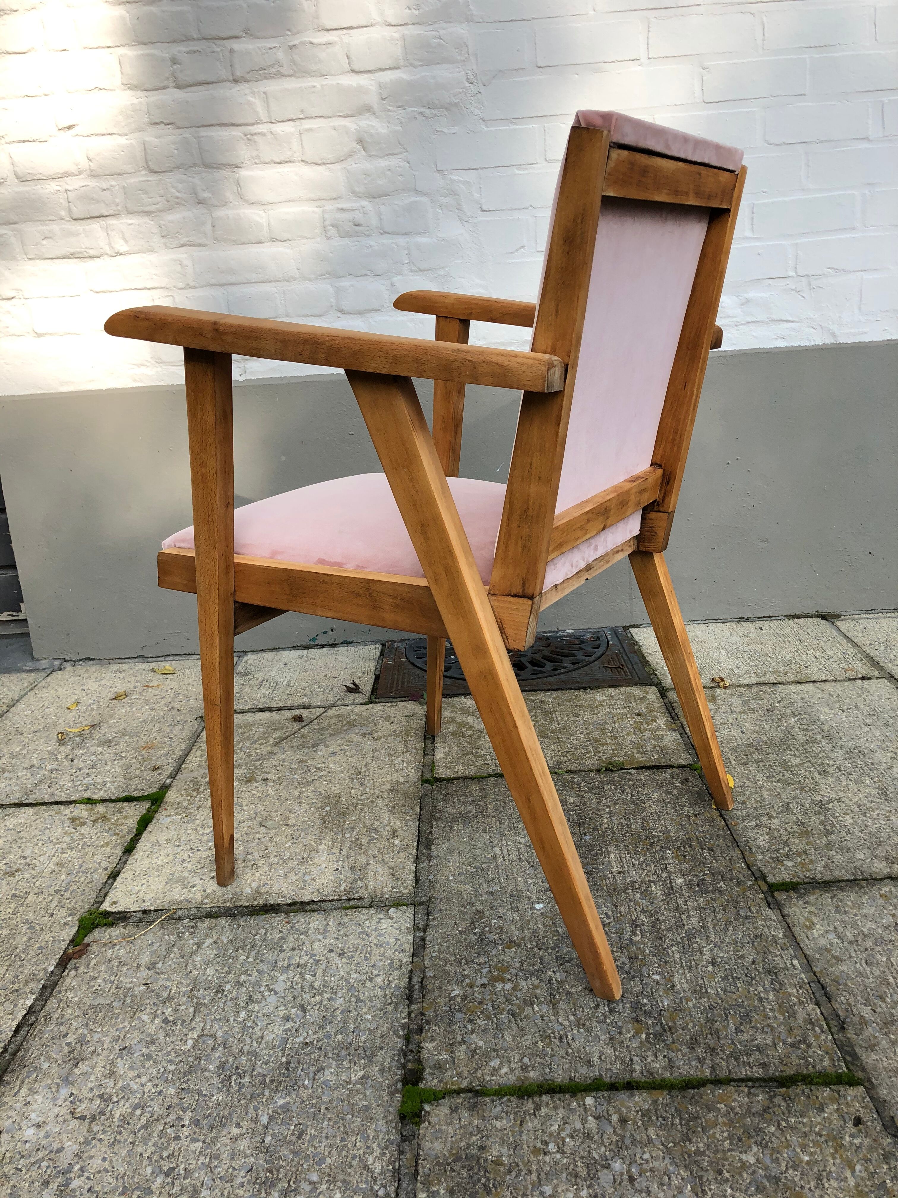 Scandinavian-style retro chair - pink velvet