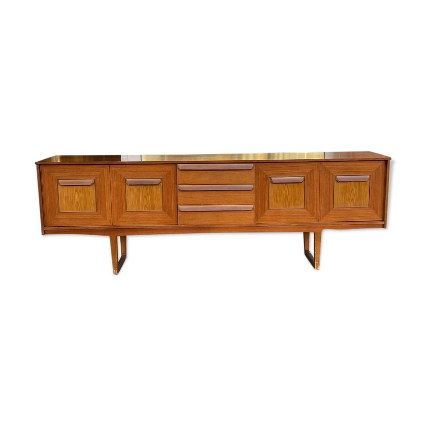 Atypical teak row of the 60s