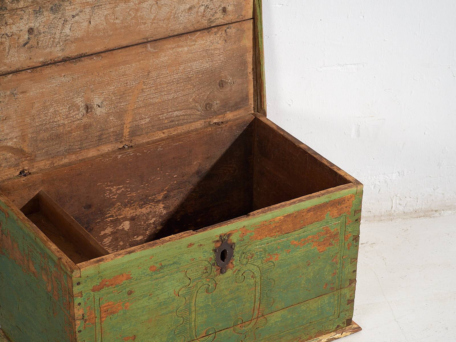 Antique chest with green patina (Year 1839)