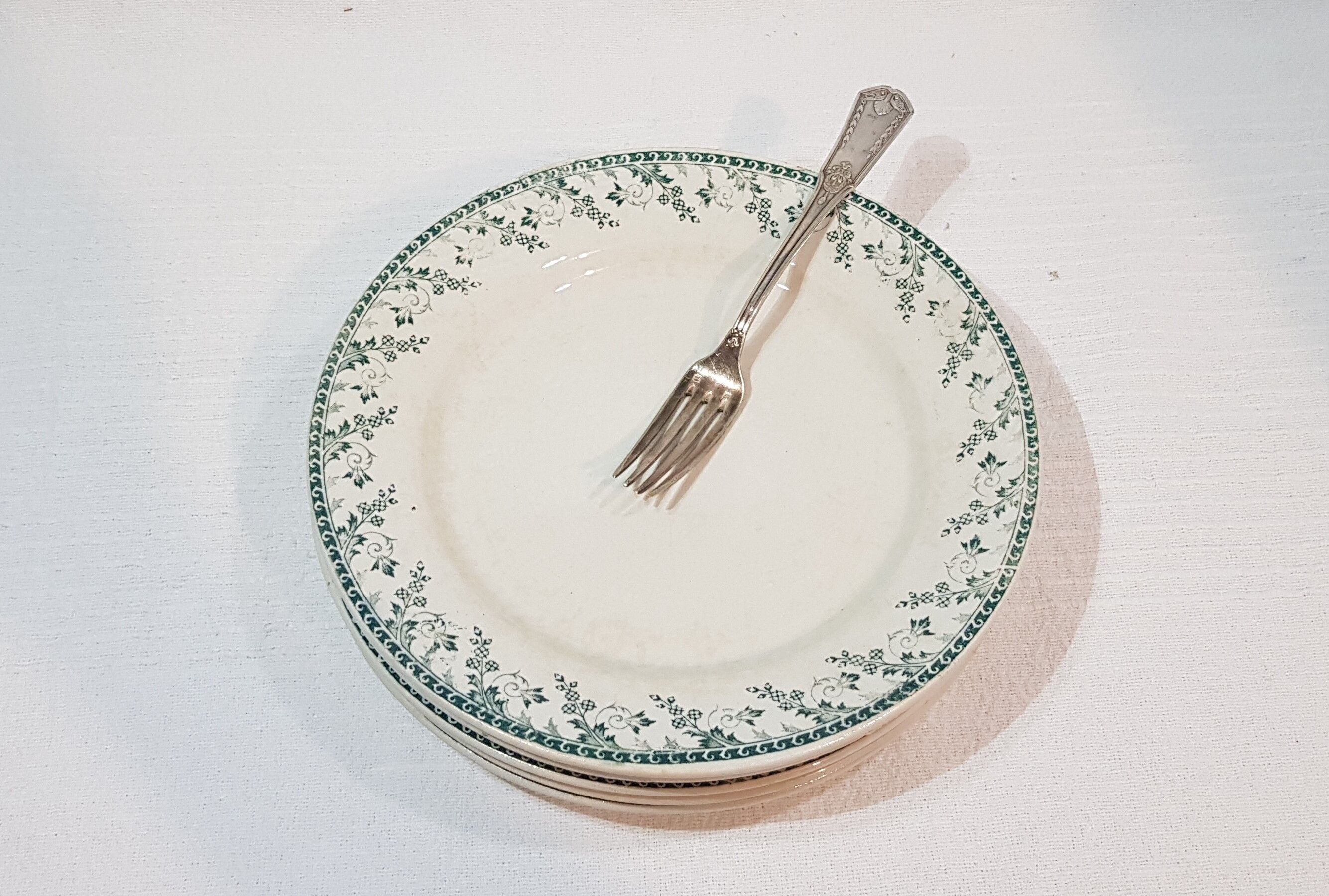 Lot de 6 assiettes plates en porcelaine opaque de Gien modèle Montigny, terre de fer.