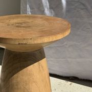 Table d'appoint en manguier massif naturel (monoxyle) piètement conique min
