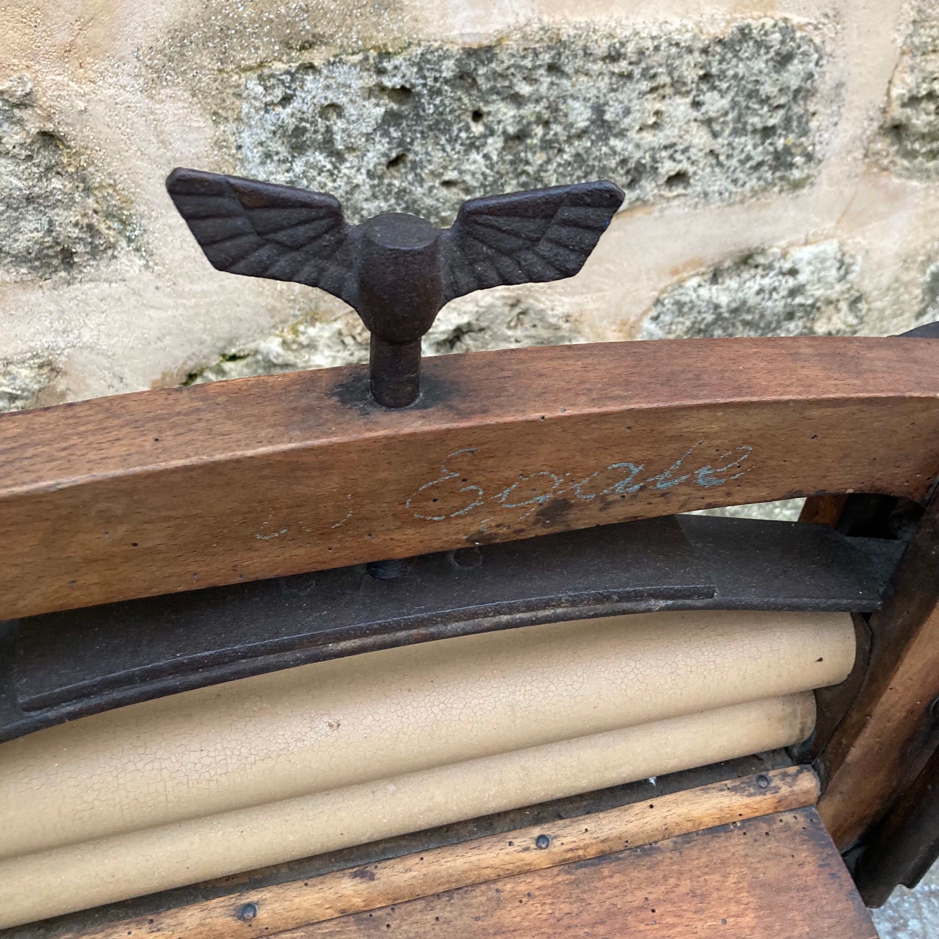 Manual laundry wringer