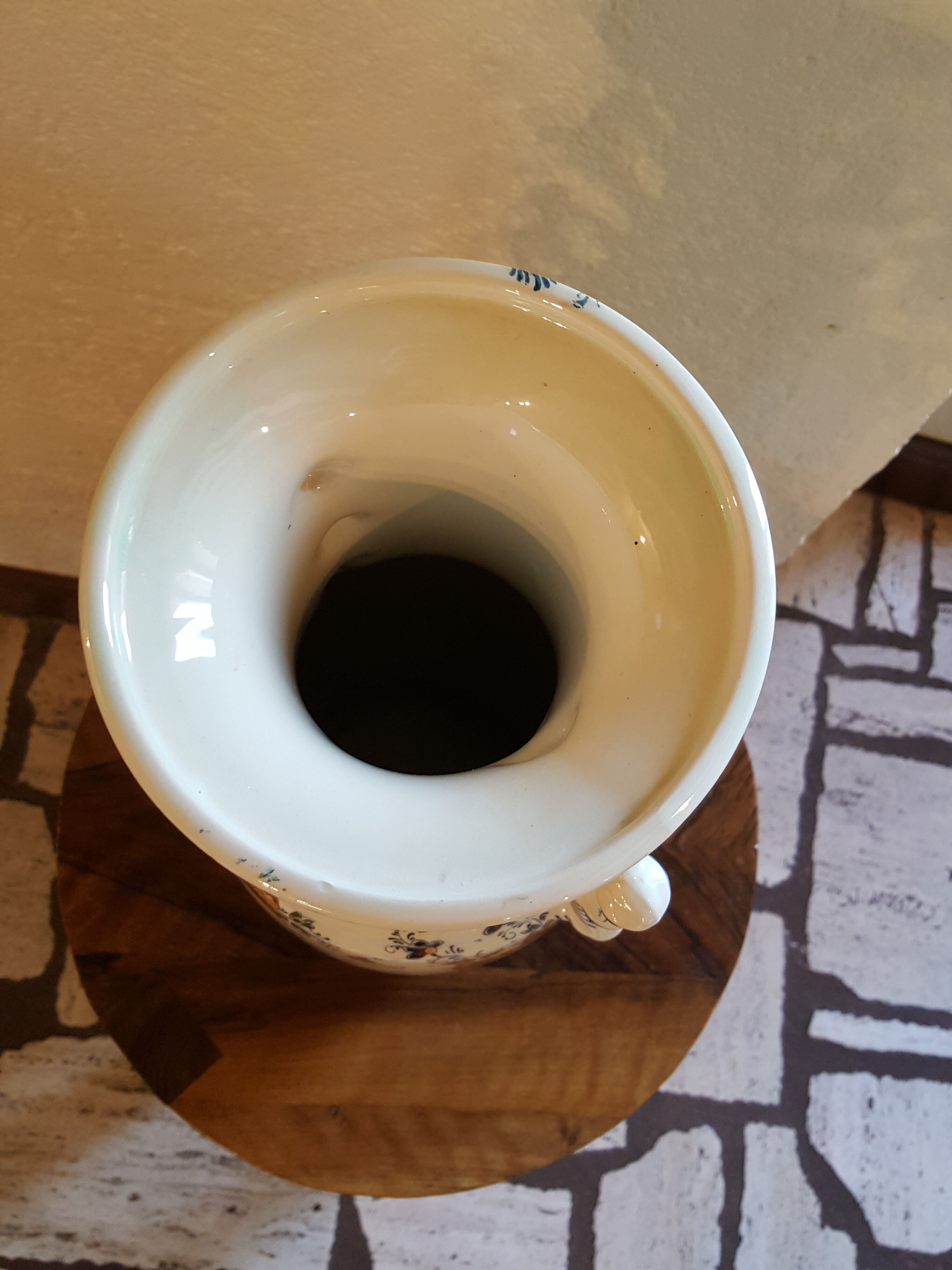 Vase faïencerie Hubert Béquet décor floral anses singes ou chats