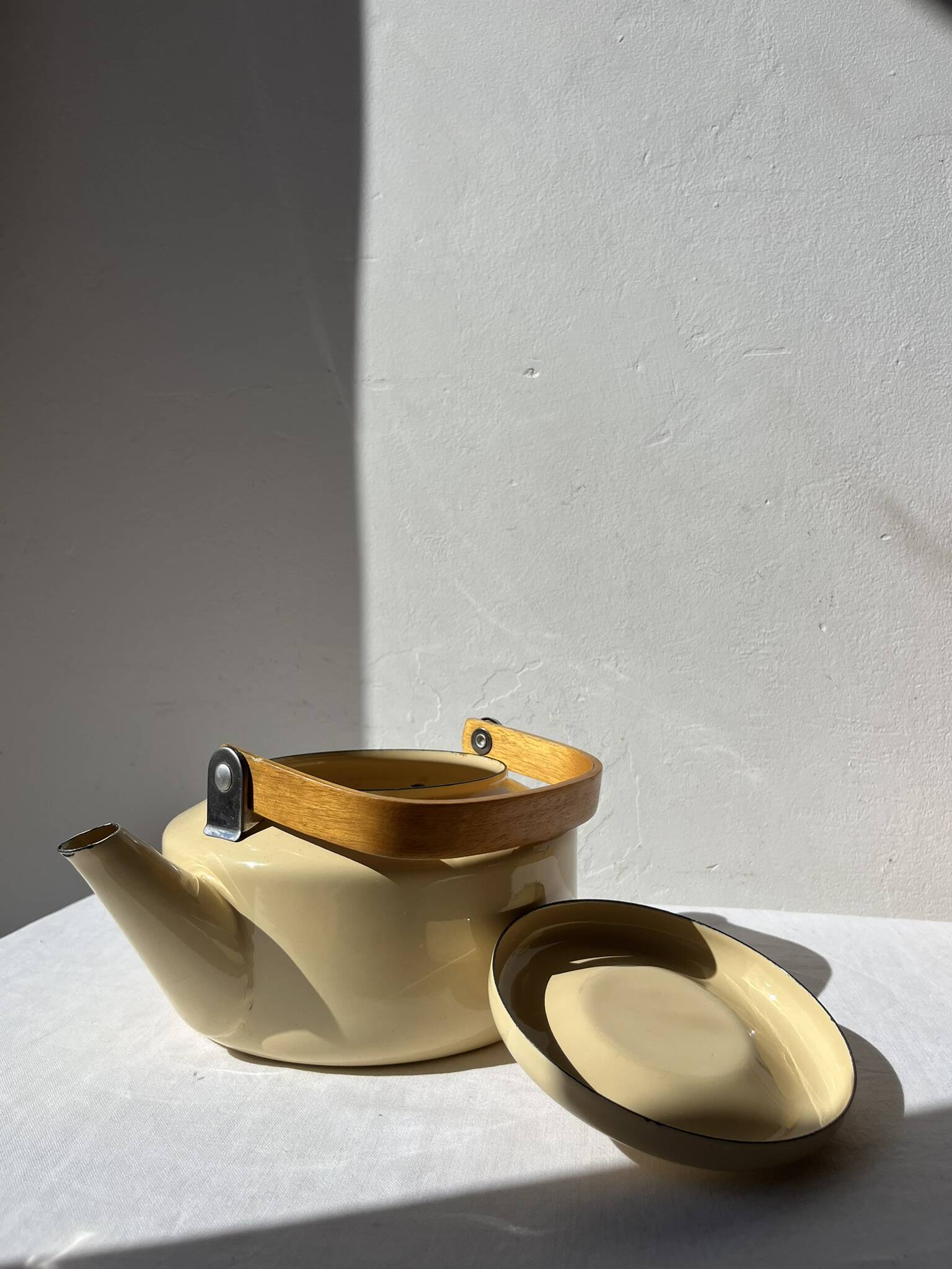 Vintage enamelled metal kettle in beige, Copco style.