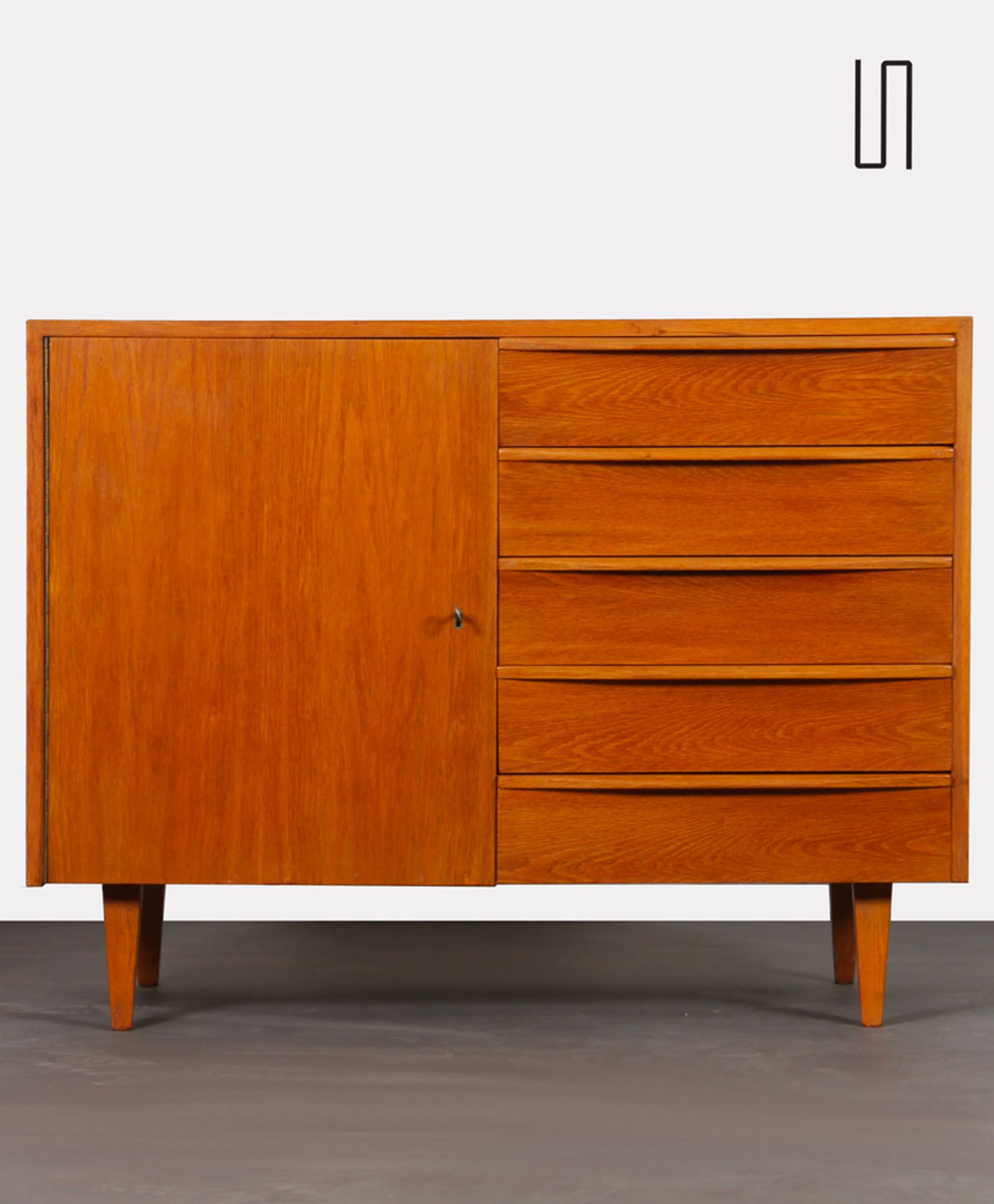 Czech dresser edited by Drevozpracujici podnik, 1960