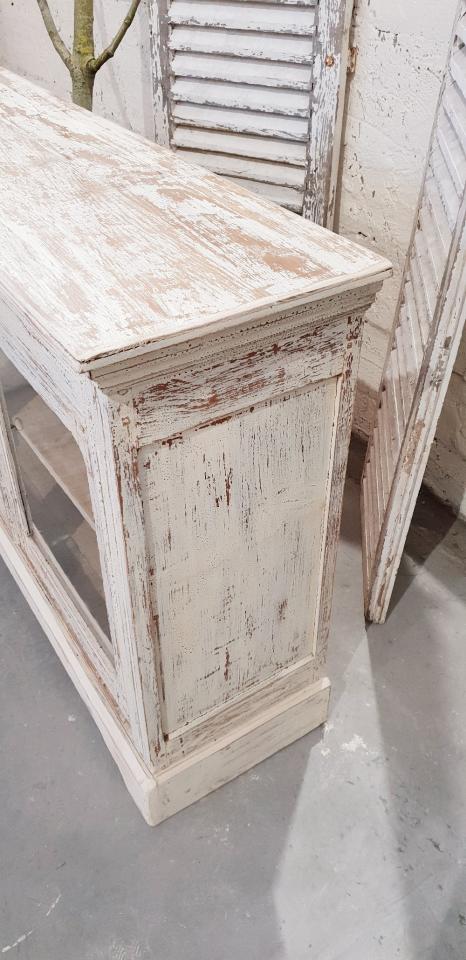 Buffe- vintage showcase