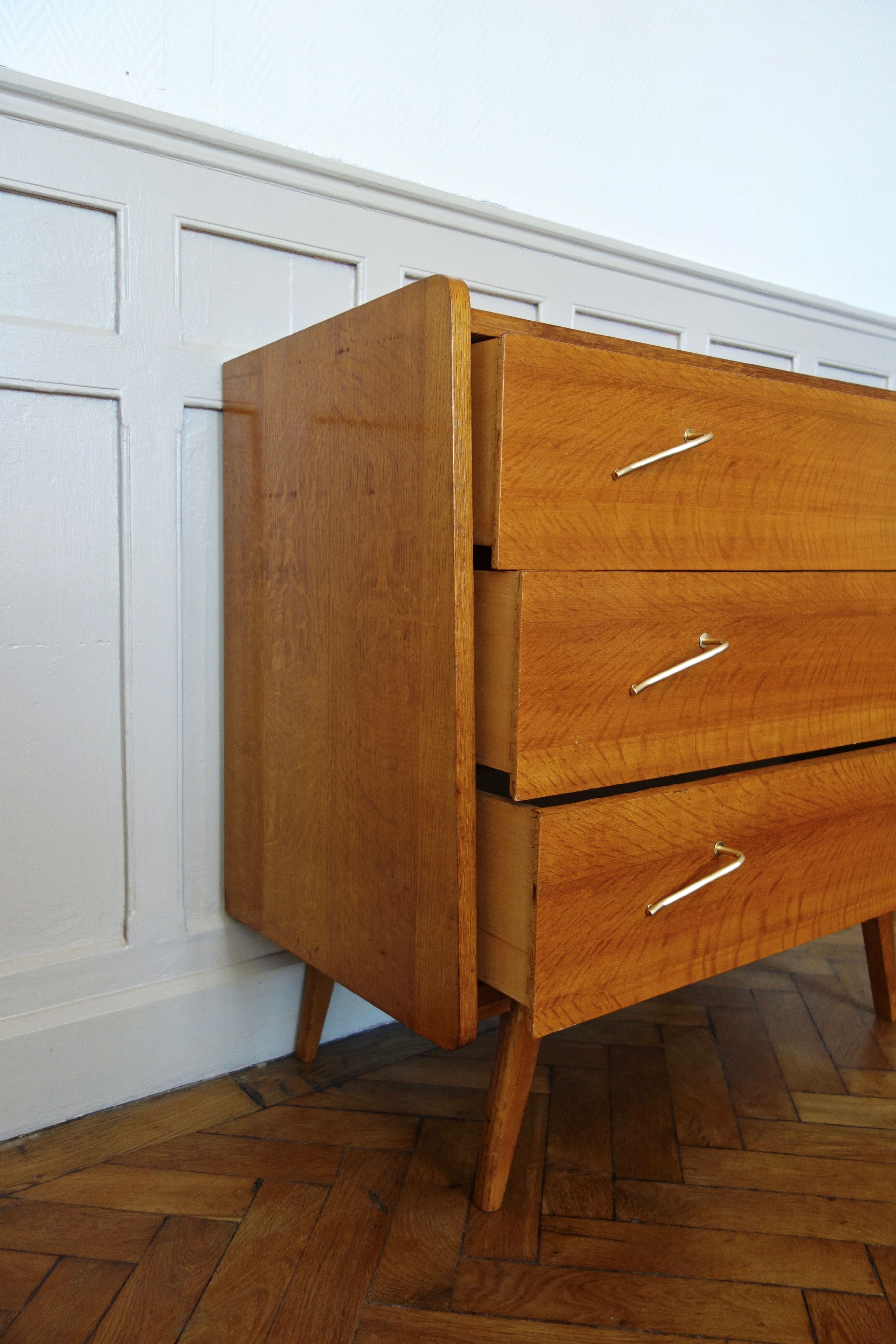 Chest of drawers in oak with compass feet of the 1950s