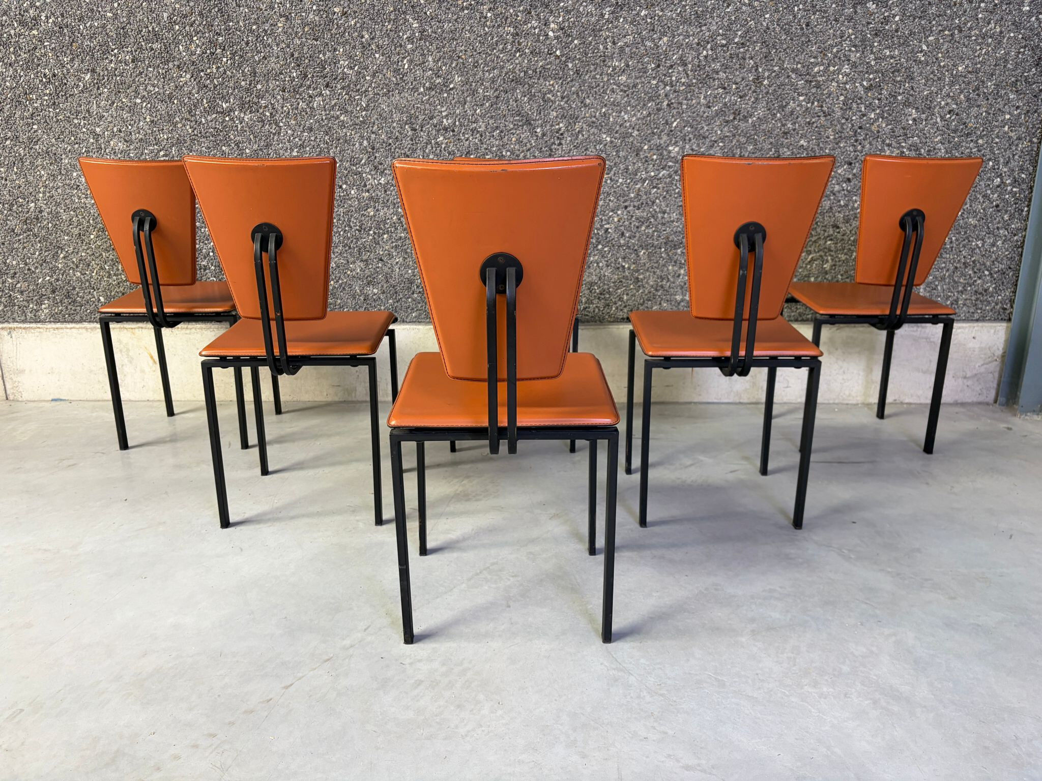 Ensemble de 6 chaises de salle à manger en cuir post-moderne, années 1970.
