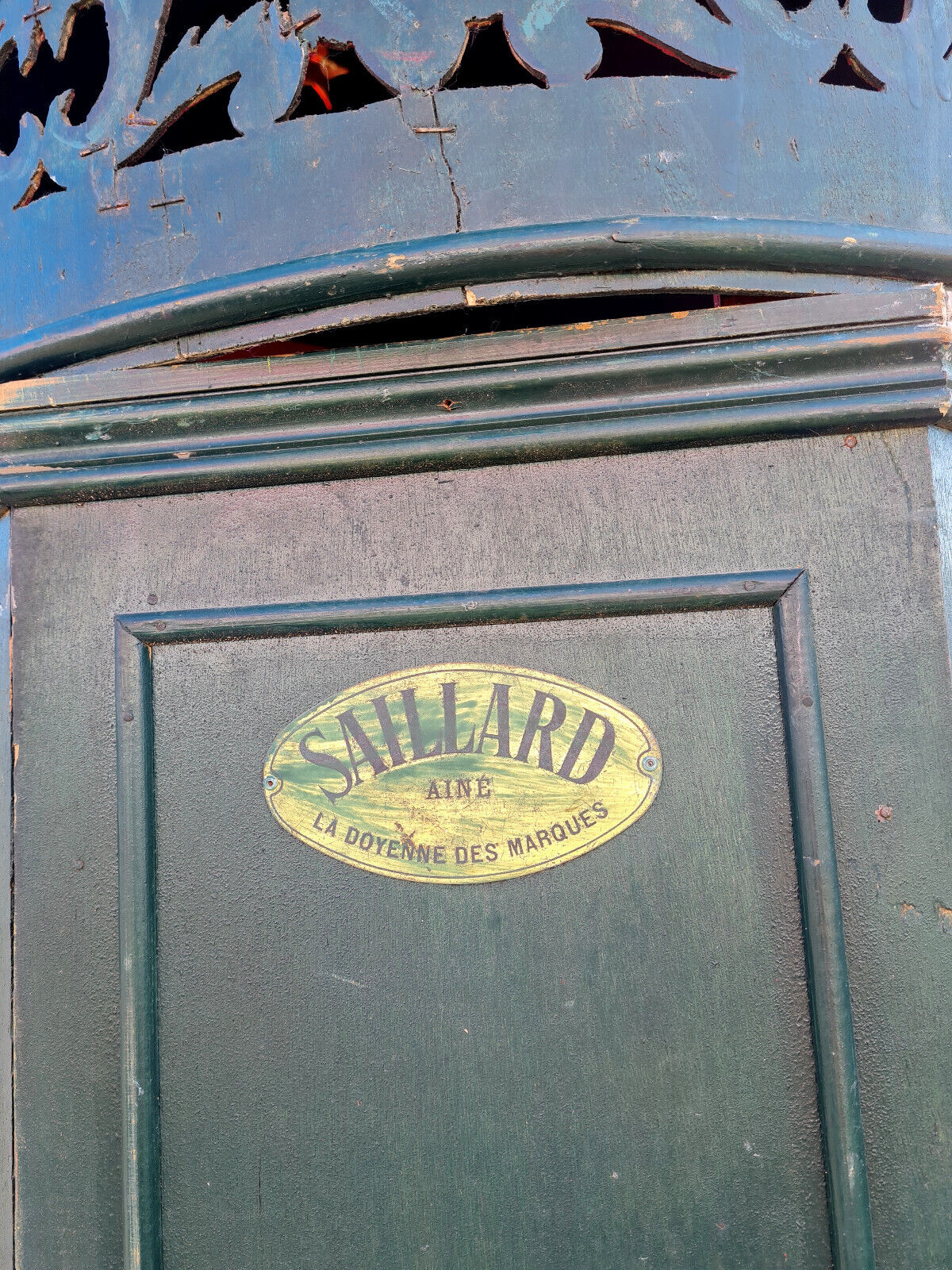 Public edicule made in sets for a former theater of Franche Comté