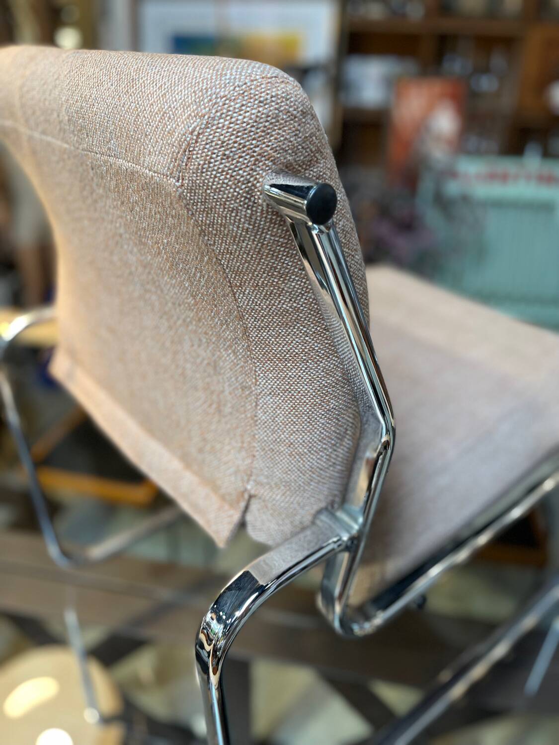 Fauteuil / chauffeuse de salon tissus et chrome Atal 1970