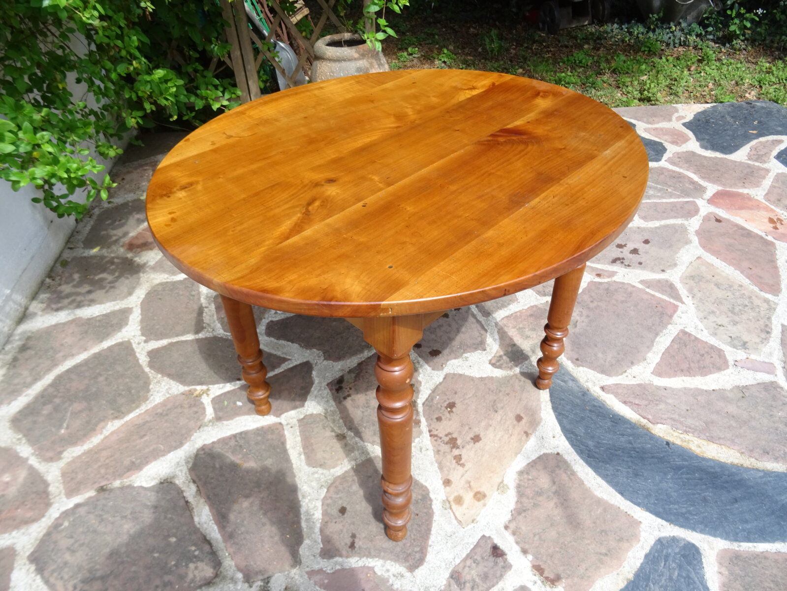 Table ovale bois fruitier