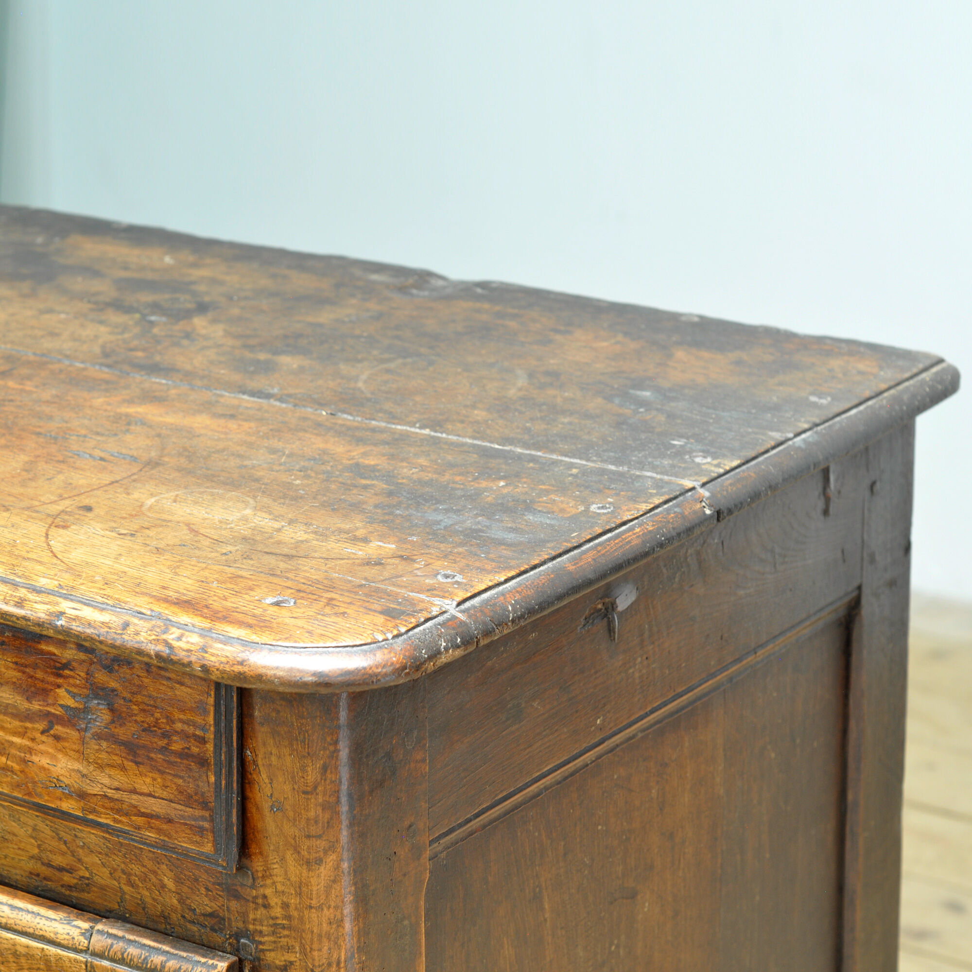 Cabinet en chêne Louis XV, vers 1750