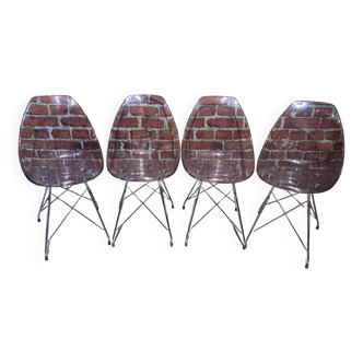 Suite de quatre chaises en plexiglas et métal