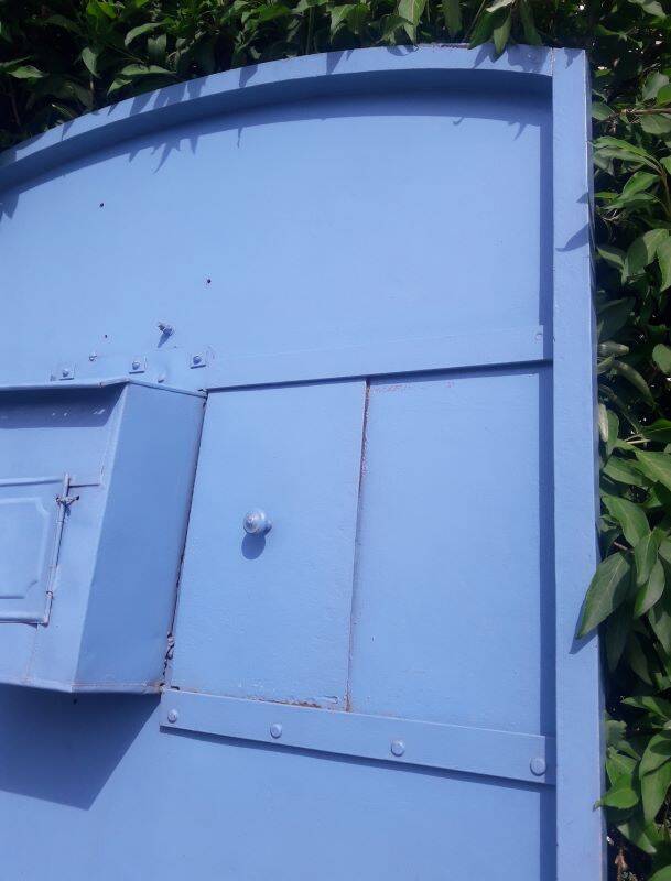 Porte portail H205xL103 ancienne en fer cintrée avec boite aux lettres