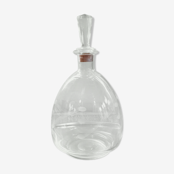 Round carafe in chiseled glass