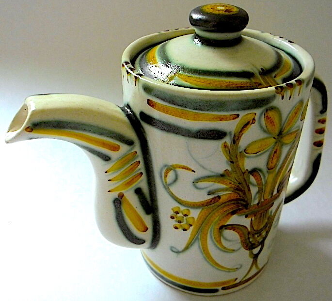 Quimper's "vintage" earthenware teapot, Keraluc workshop