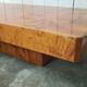 Table basse des années 70, placage en loupe d’orme