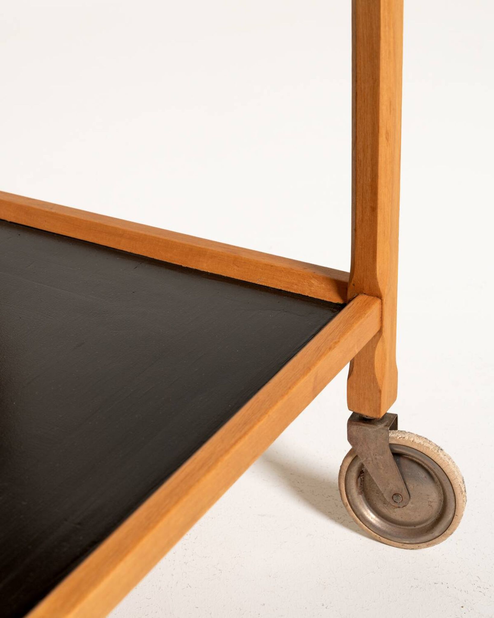 Chariot de service scandinave avec plateau amovible